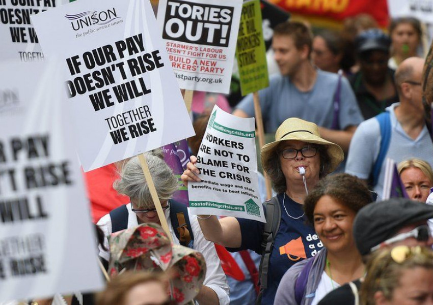 Десетки хиляди излязоха на протест срещу високите цени в Лондон, искат увеличение на заплатите..