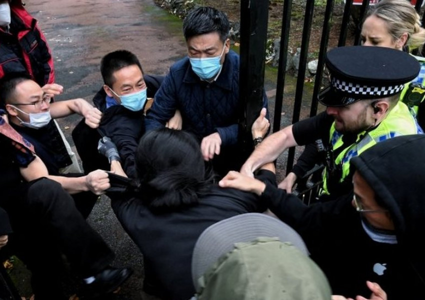Китай изтегли шест свои дипломати от Великобритания, след като бяха обвинени в побой на демонстрант