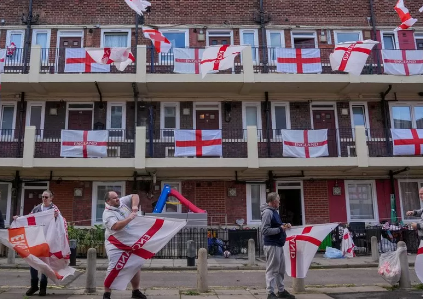 Световно по футбол: Над 400 английски знамена закачиха на блок в Лондон