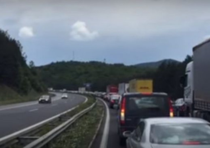Тежка катастрофa блокира магистрала "Тракия" (ВИДЕО) (ОБНОВЕНА)