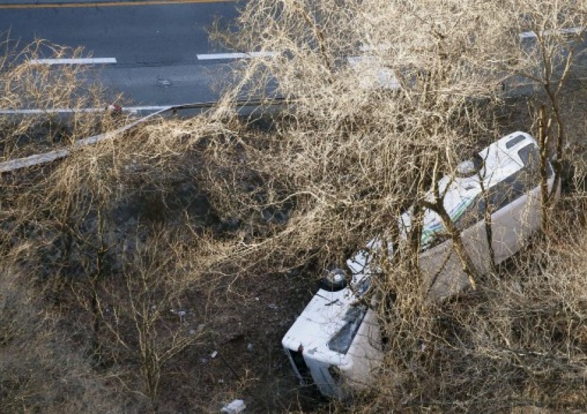 Автобус в Япония погреба 14 души