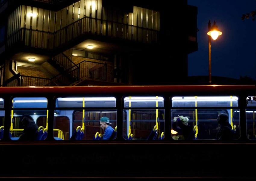 Лондончани масово заспиват в нощния автобус