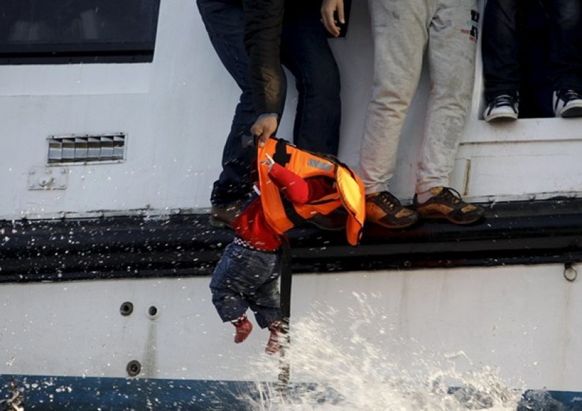 Снимка на удавило се бебе-бежанче разтърси света (СНИМКА 18 +)