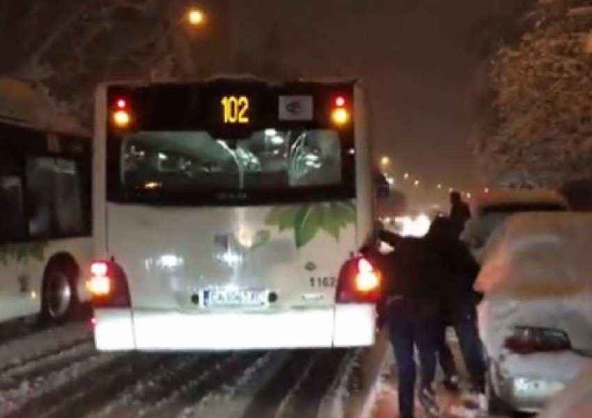 Група мъже избутаха автобус от преспите! (ВИДЕО)