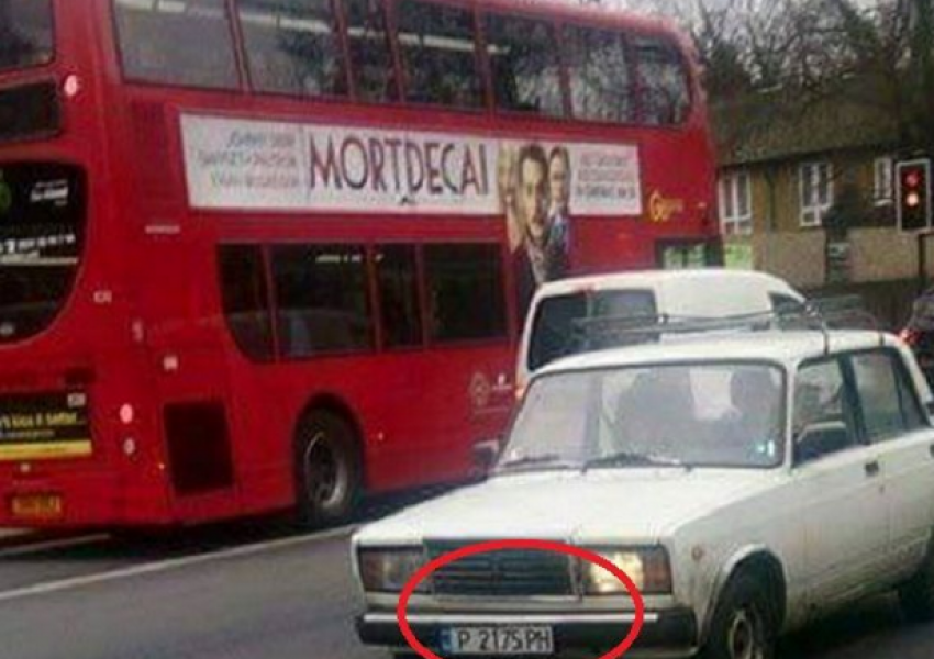 Пълен смях! Бяла русенска „Лада“ изпреварва автобуси в центъра на Лондон (СНИМКА)