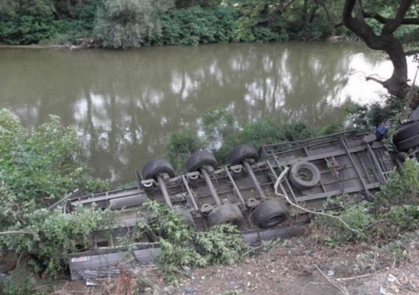 Камион падна в река