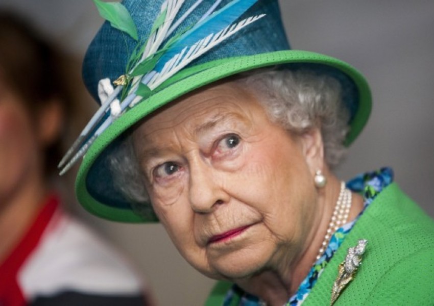 Кралицата прие оставката на Камерън