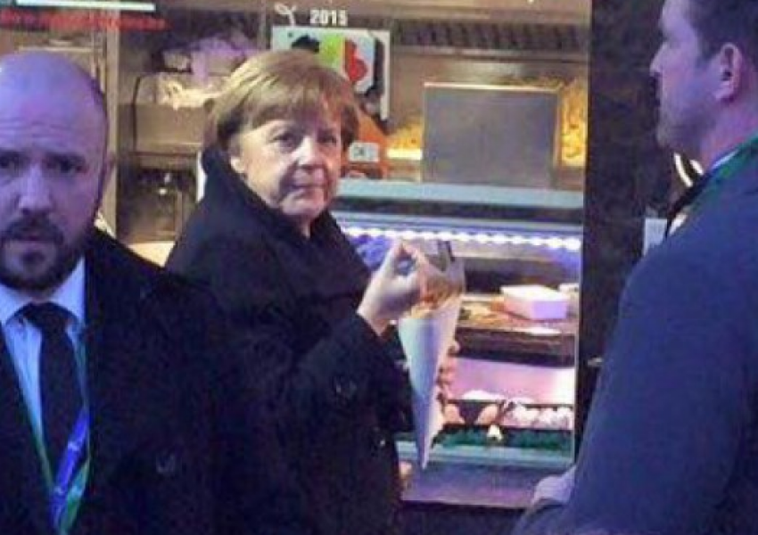 Спипаха Меркел да хапва „джънк“ в Брюксел (ПАПАРАШКА СНИМКА)