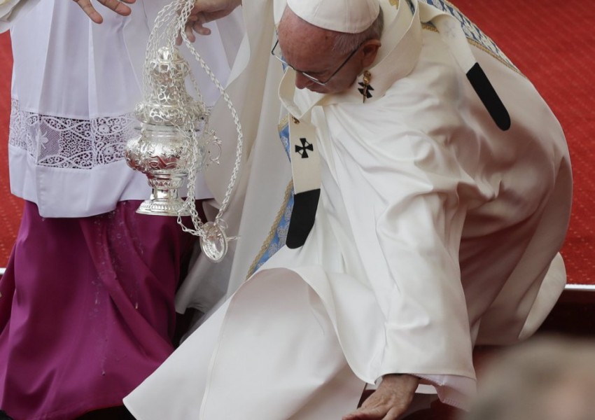 Папа Франциск се спъна в Полша (ВИДЕО)