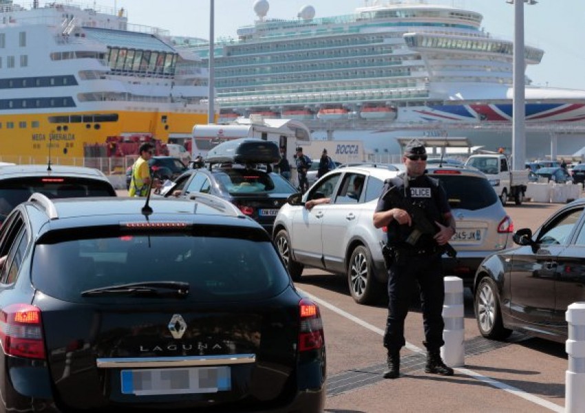 Евакуираха ферибот във Франция
