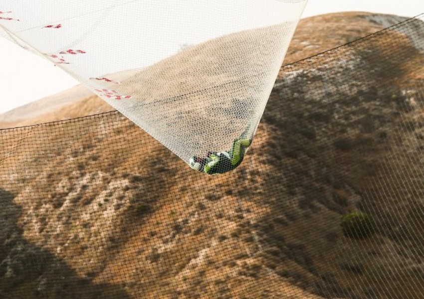 Въздушен акробат направи първия скок от самолет без парашут (ВИДЕО)