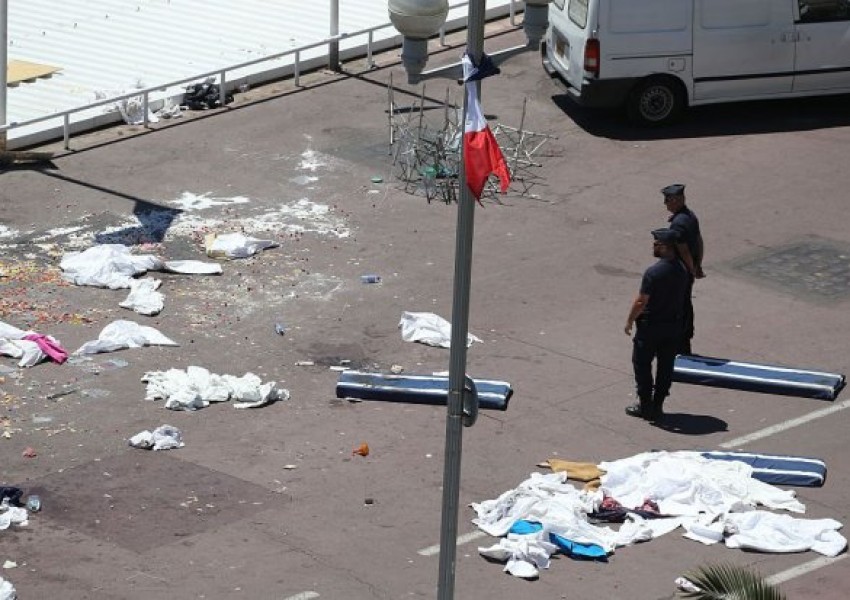 Французин продава онлайн "сувенири"  от атаката в Ница