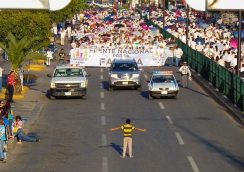 12-годишно момче срещу 11 хиляди  анти-гей демонстранти