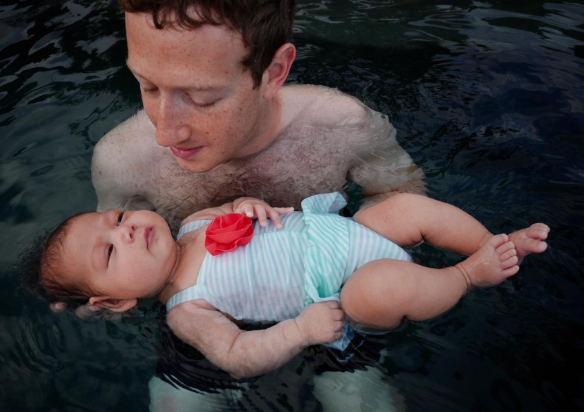 Зукърбърг показа как учи двумесечната си дъщеричка да плува (СНИМКА)