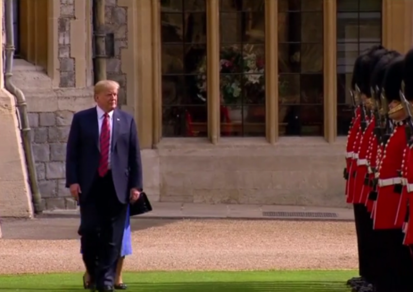 Доналд Тръмп с ужасен гаф при Кралицата (ВИДЕО)