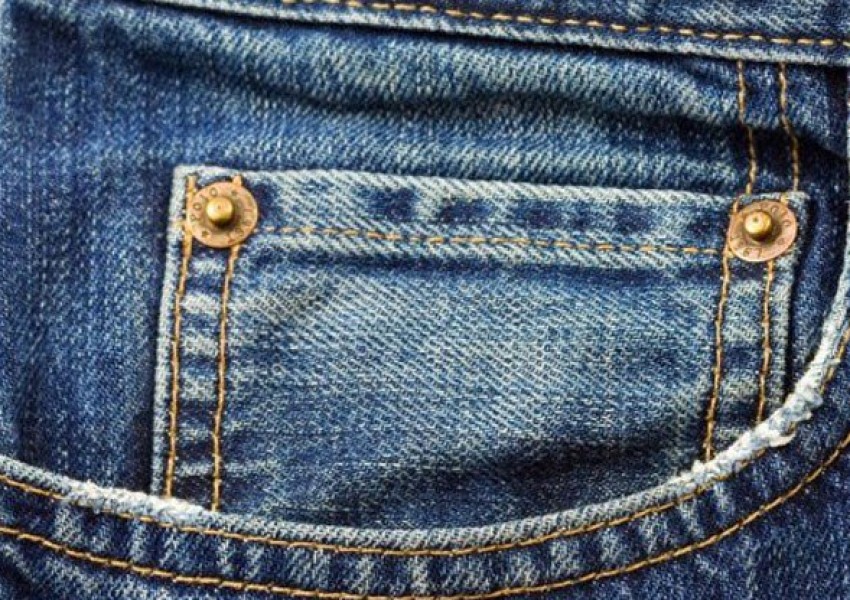За какво служи малкото джобче на дънките?