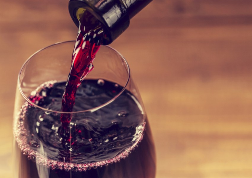 Как да отворим бутилка вино без тирбушон (ВИДЕО)