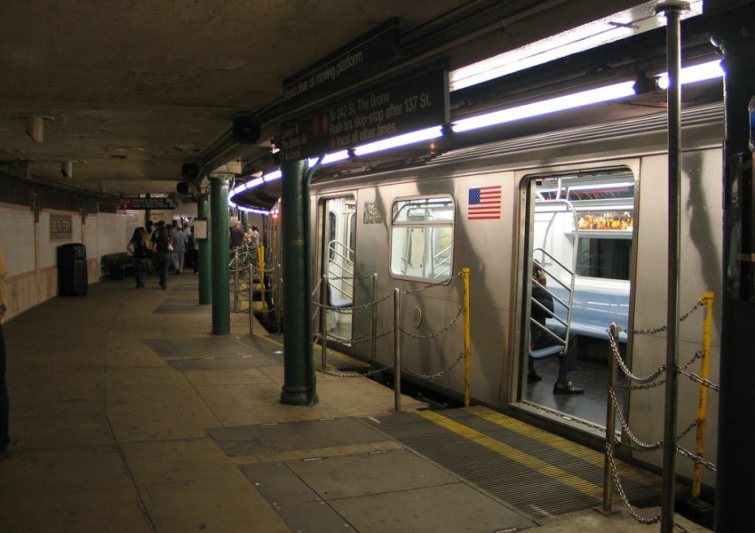 Психопат вилнее с нож в метрото на Ню Йорк