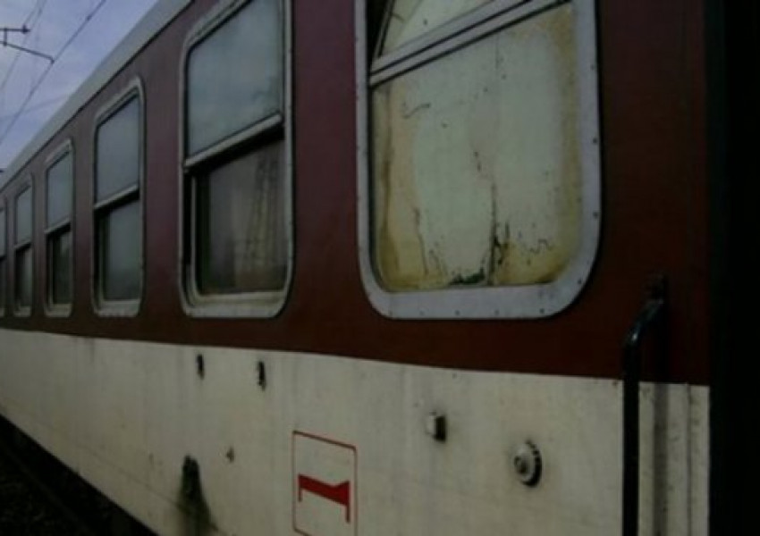 Влак се обърна заради снега