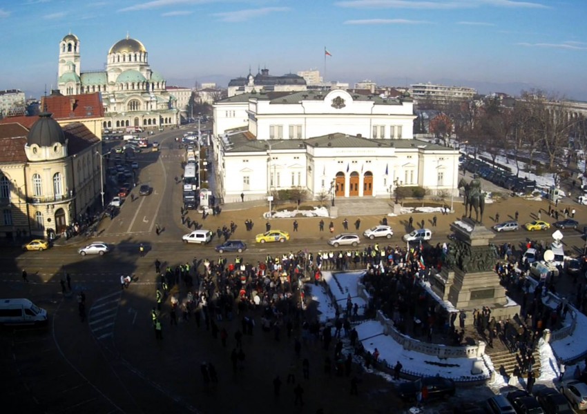 По-малко от 200 души на протеста пред Народното събрание