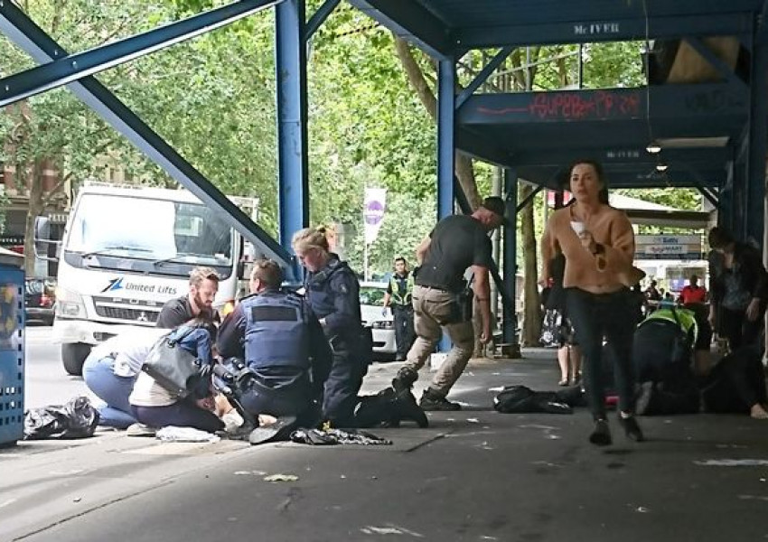 Кола се вряза в пешеходци в Мелбърн (СНИМКИ) (ВИДЕО 18 +)