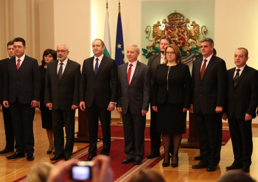 Кабинетът "Борисов" 2 предаде властта