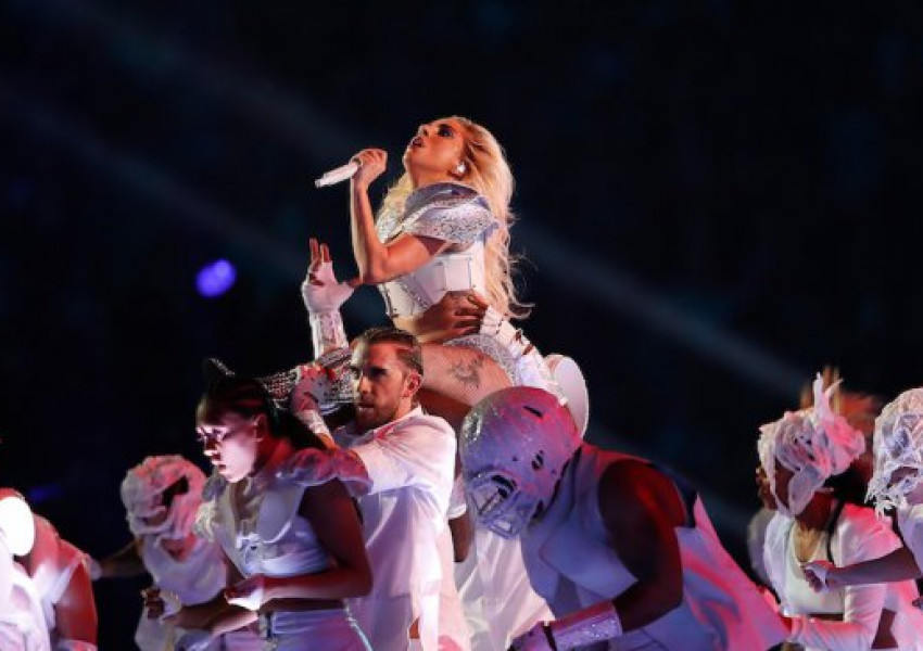Лейди Гага направи зрелищно представление на полувремето на Супербоул (ВИДЕО)