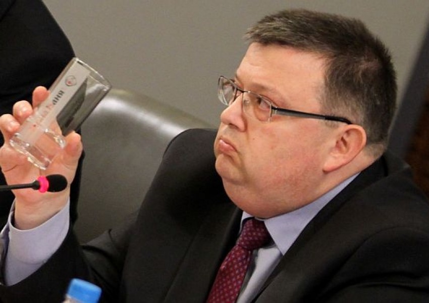 Цацаров: Няма да подавам оставка заради "площадни викове"