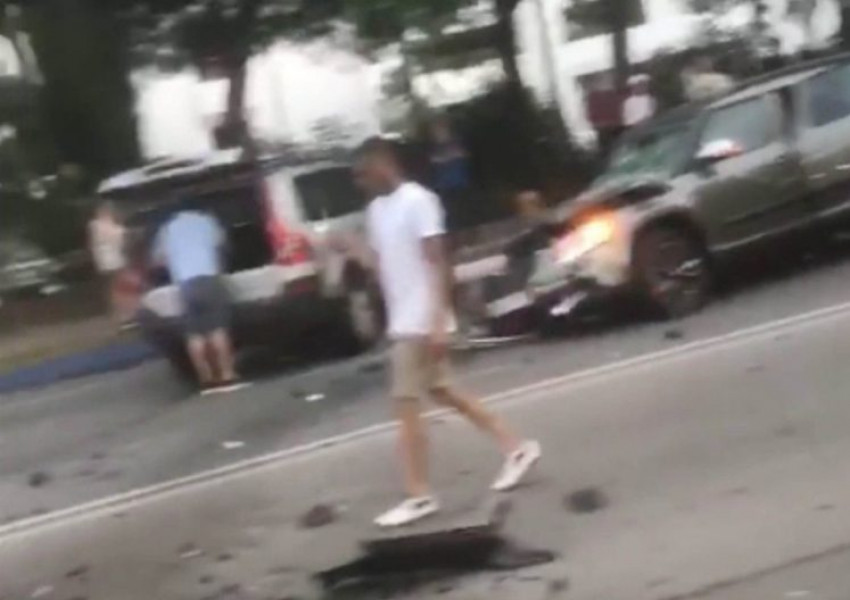 Британец вряза колата си в туристи