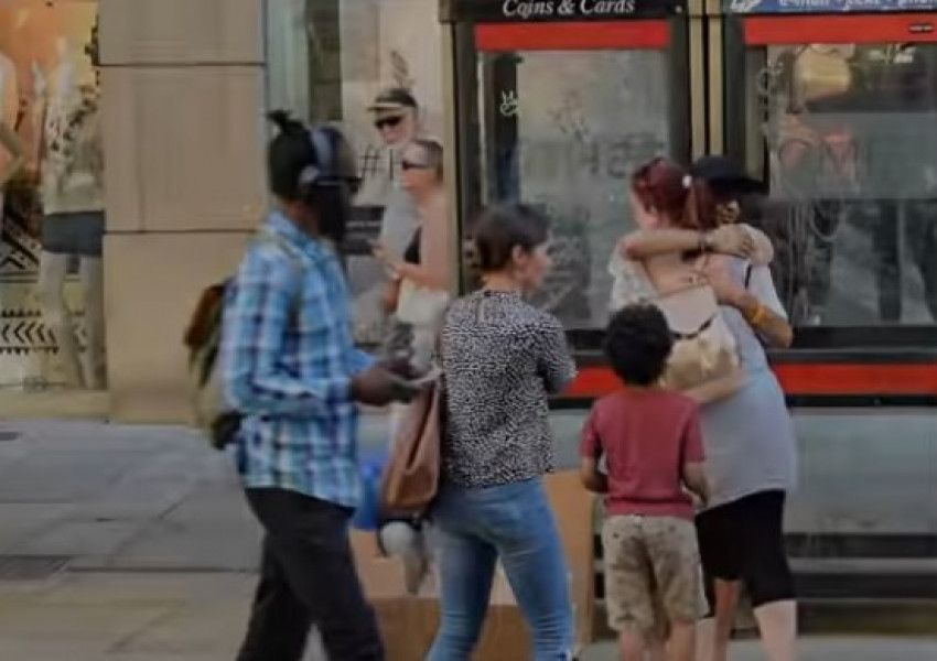 Мюсюлмнин раздава безплатни прегръдки в Манчестър