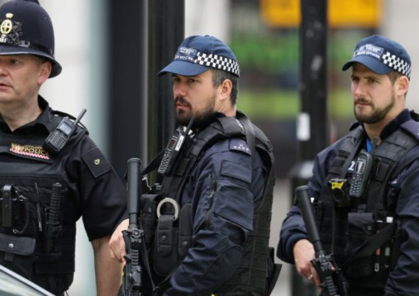 Въоръжен мъж се опита да нападне британски полицай