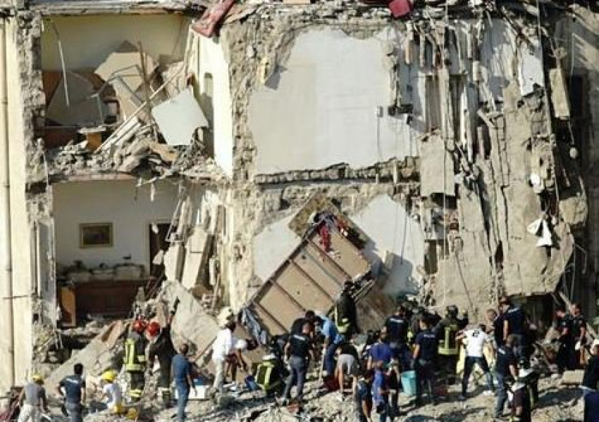 Пететажен  блок се срина в Италия, има заклещени хора