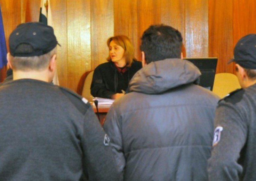 Прокуратурата обжалва "домашния арест" на Поничките