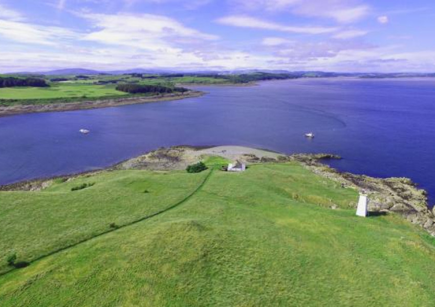 Защо този симпатичен шотландски остров се продава толкова евтино?