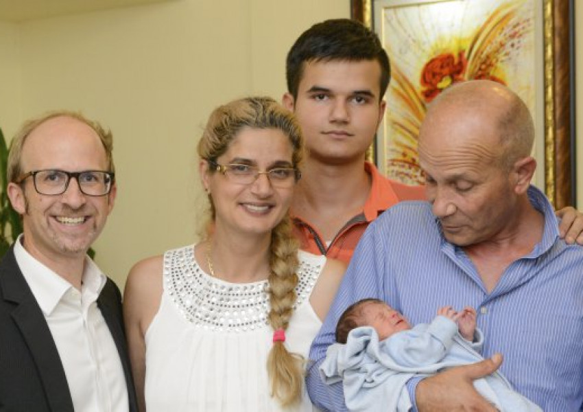 Бебето, родено в самолет, се прибра в България