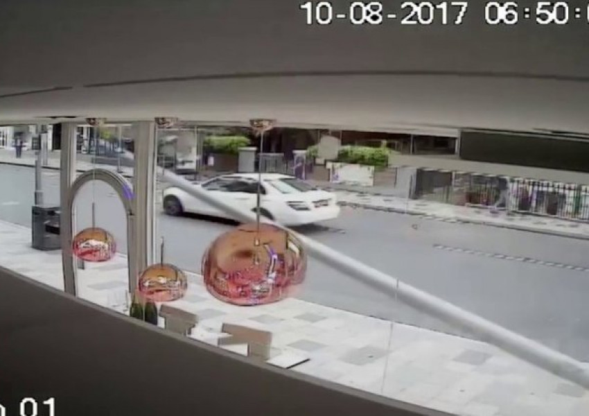 Охранителна камера заснела катастрофата с двуетажен автобус 
