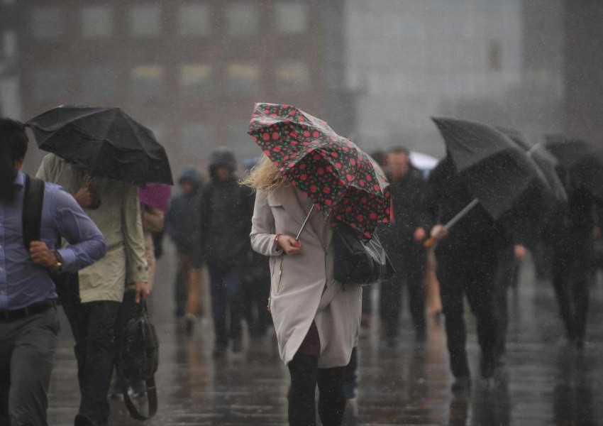 Страшната буря Мария достига и Великобритания