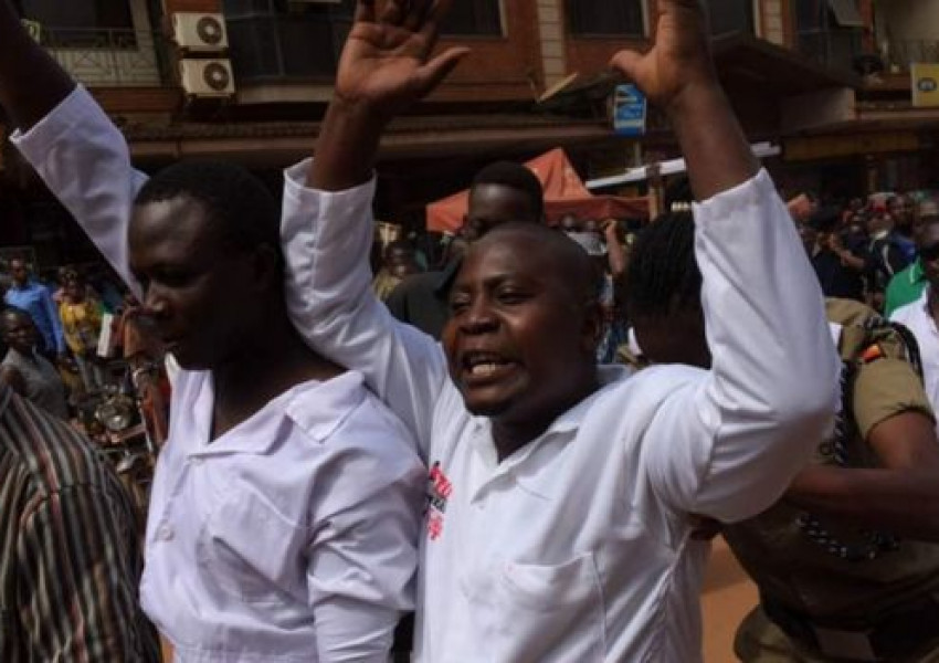 Бой в парламента, депутати се замерят със столове