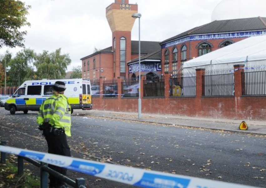 Наръгаха младо момче пред джамия