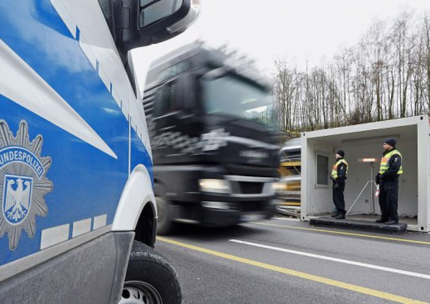 Откриха 18 мигранти в камиона на българин в Австрия  