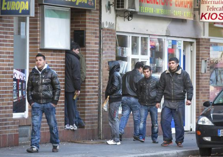 Живеят ли българите в чужбина на социални помощи?