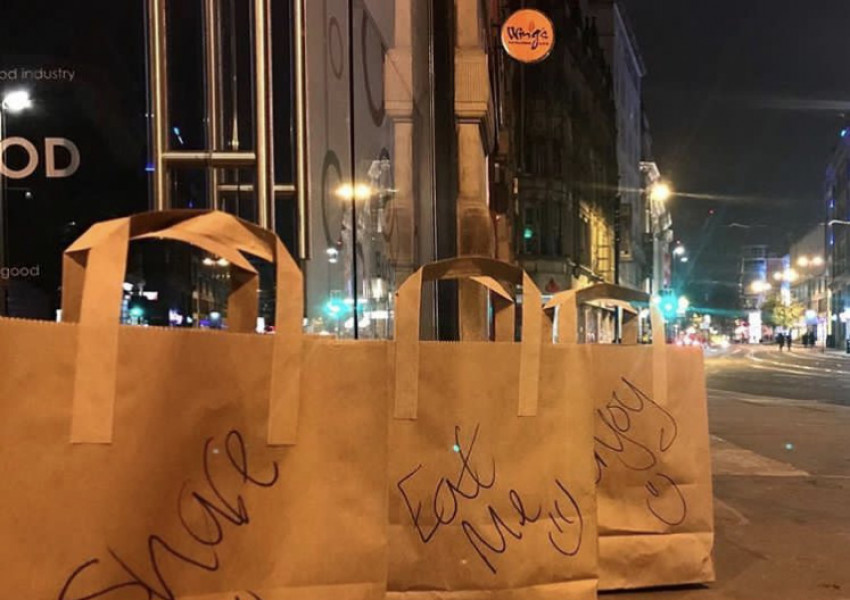 Ресторант оставя торби с останала храна за бездомните всяка вечер