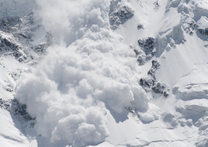 Лавина затрупа 17 скиора в Алпите