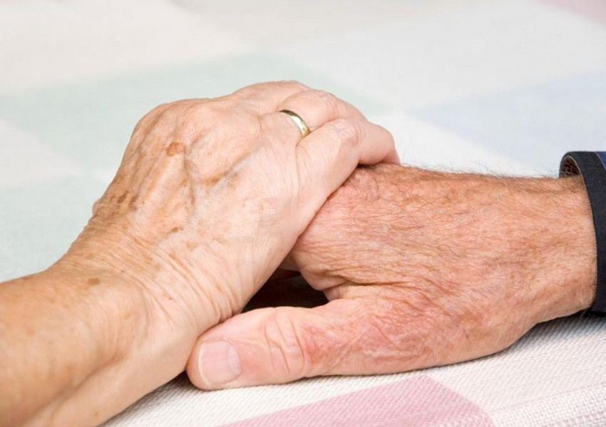 Възрастна двойка, заедно от деца, умряха един до друг