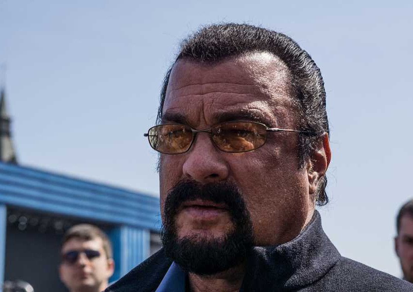 И Стивън Сегал с обвинение за сексуален тормоз
