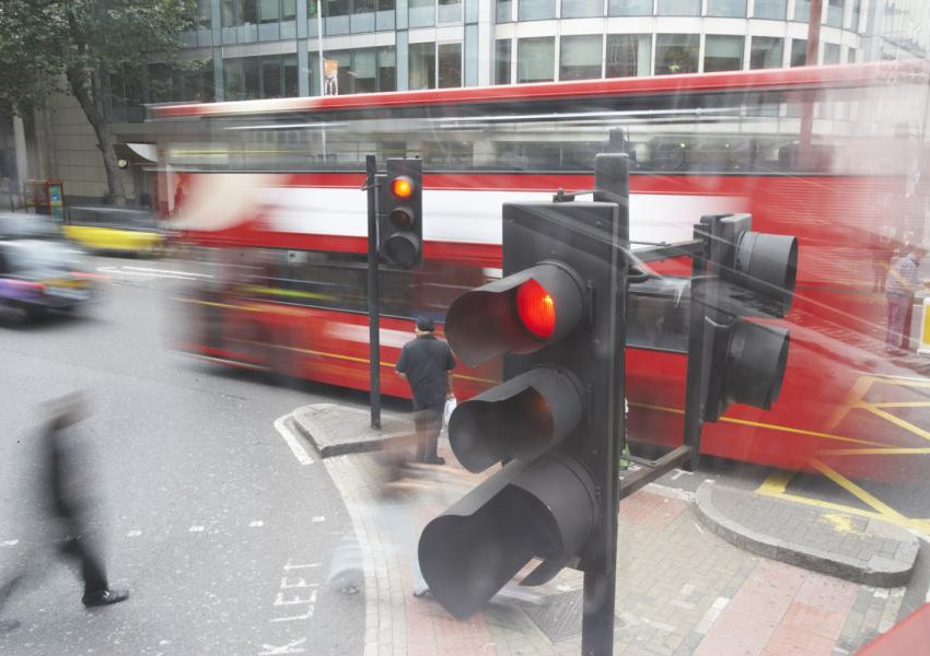 Amazon вече ще доставя поръчките с автобус