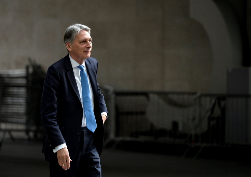 Филип Хамънд: Няма безработни хора във Великобритания!