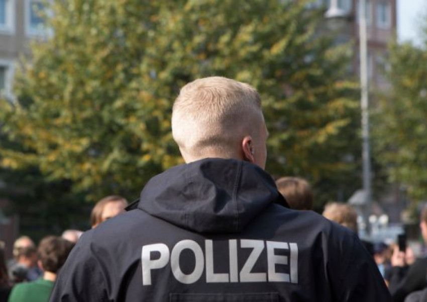 Кола се вряза в пешеходци пред дискотека в Германия