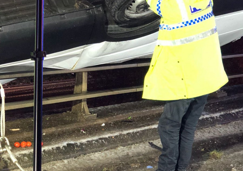 Британски полицай удържа обърнал се минибус да не падне от мост