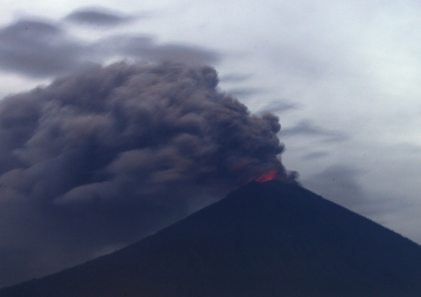 Историята на българчето, което се роди докато изригва вулканът Анунг